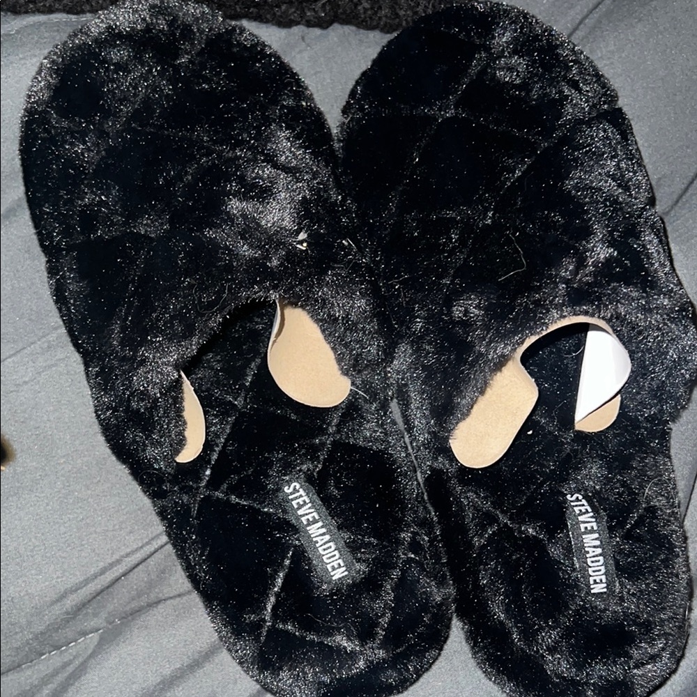 Steve Madden Black Women's Slippers and beanie
